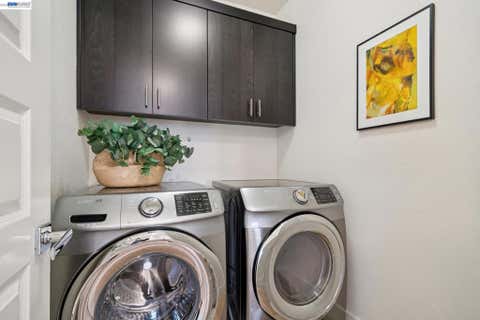 Tiny photo for 472 Diller St ST, Alameda, CA 94501 (MLS # 41137346)