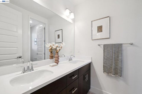 Tiny photo for 472 Diller St ST, Alameda, CA 94501 (MLS # 41137346)