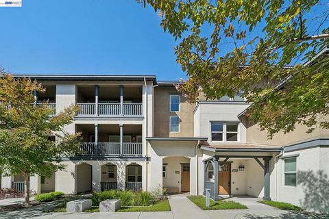 Tiny photo for 472 Diller St ST, Alameda, CA 94501 (MLS # 41137346)