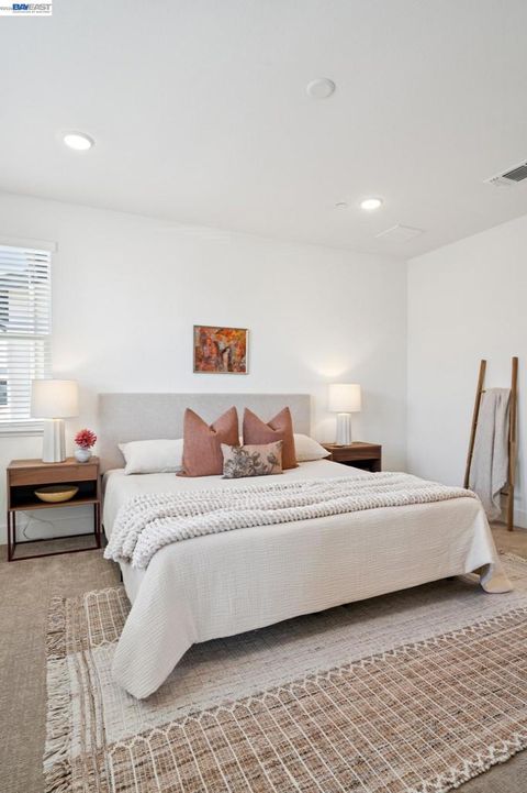 Tiny photo for 472 Diller St ST, Alameda, CA 94501 (MLS # 41137346)