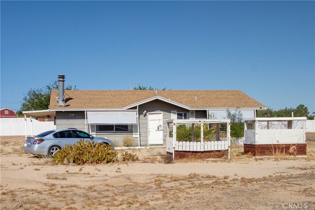 Fantastic fixer opportunity! Newer 2 Bedroom 2 bath on large lot (almost an acre) that needs mostly cosmetic updates like carpet and paint. Large, permitted 880 square foot workshop and a substantial covered garden area. Great mountain and desert views.