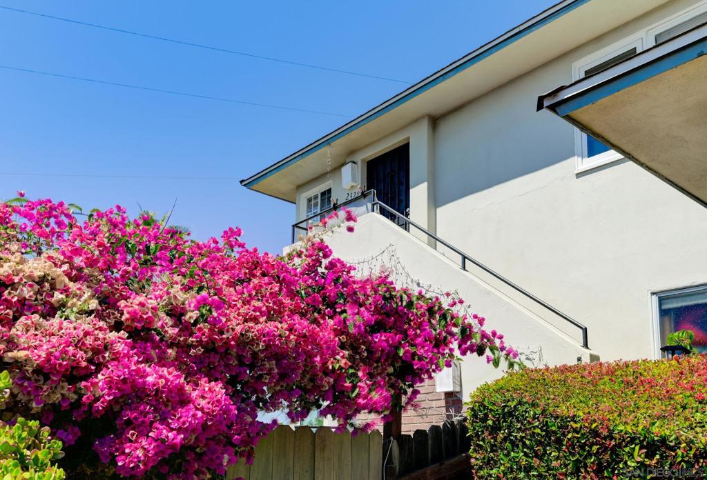 28-2322 Chatsworth Blvd