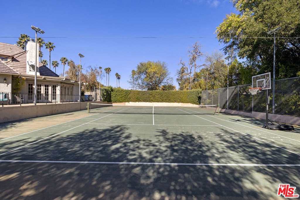 Properties 2 5200 Collier Place