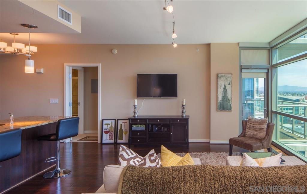 800 The Mark Ln. 1806