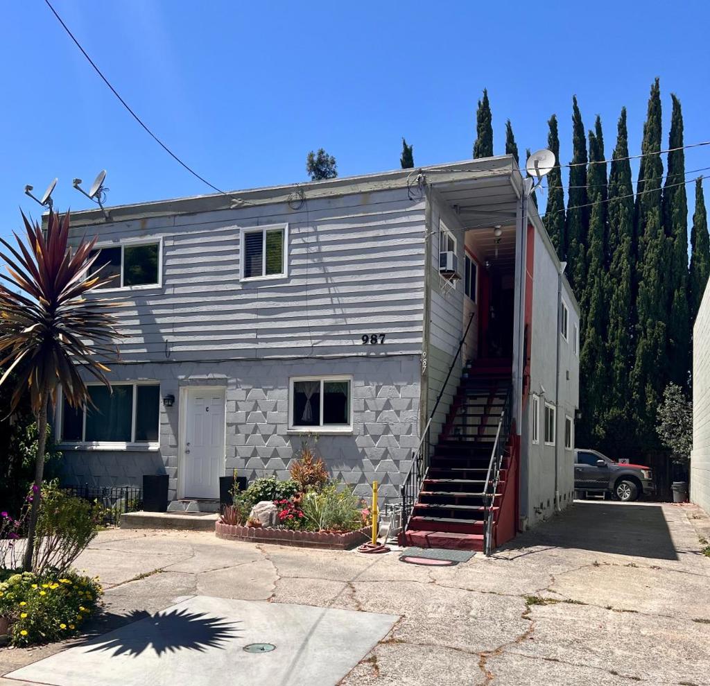 987 E William
