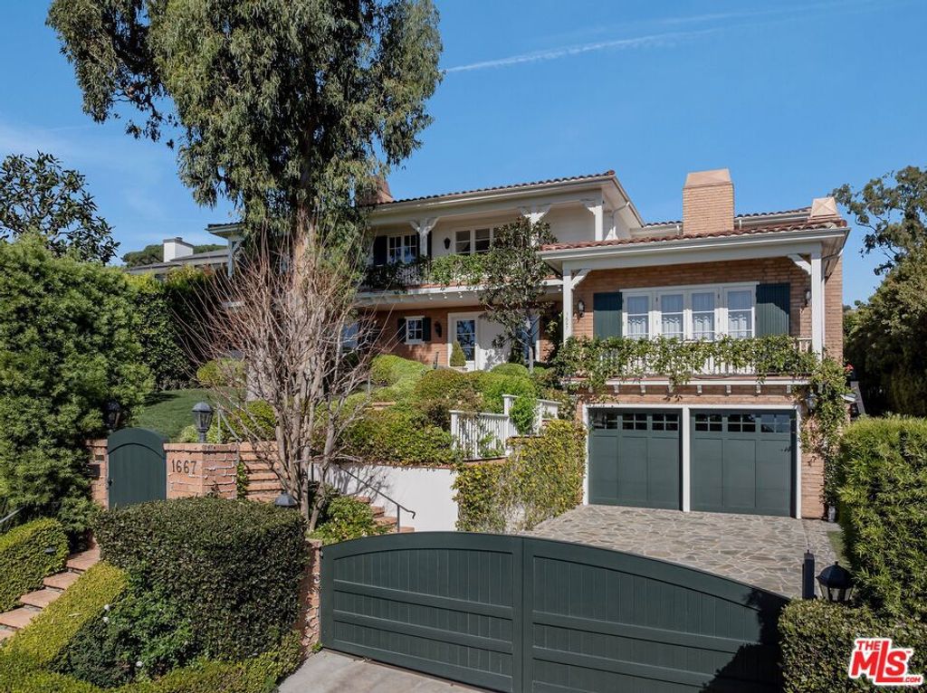 Photo of 1667 Amalfi Drive, Pacific Palisades, CA 90272 (MLS # 26656343)