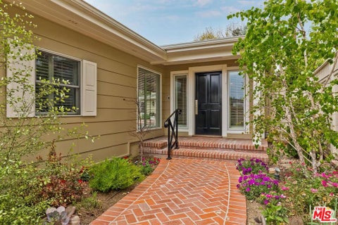 Photo of 4211 W Toluca Lake Lane, Burbank, CA 91505 (MLS # 26986127)