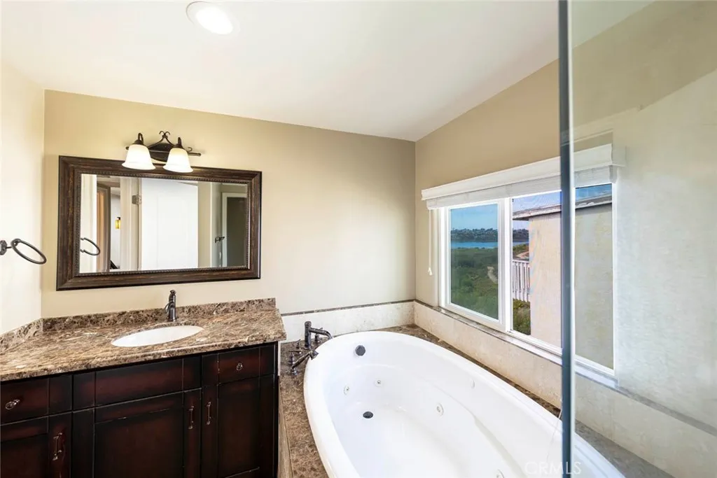 Newport Beach, California 92660, United States, 2 Bedrooms Bedrooms, ,2 BathroomsBathrooms,Residential,Active,219500