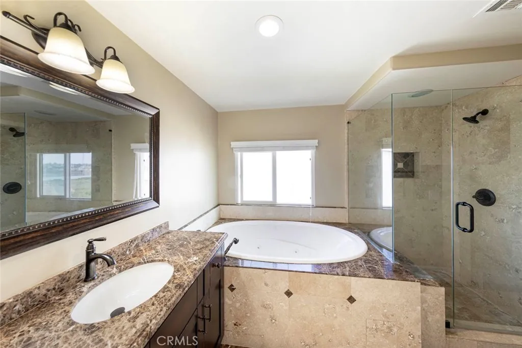 Newport Beach, California 92660, United States, 2 Bedrooms Bedrooms, ,2 BathroomsBathrooms,Residential,Active,219500