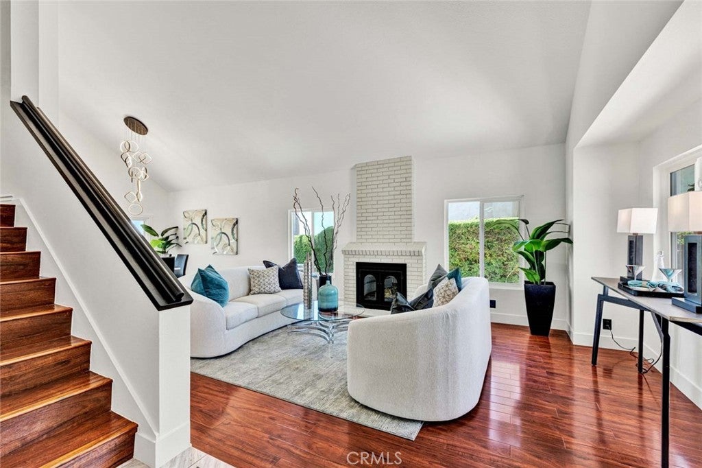 6322 E West View