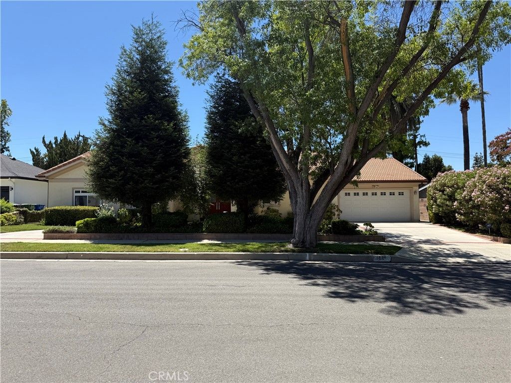 Photo of 4811 Heaven Avenue, Woodland Hills, CA 91364 (MLS # SR25161499)