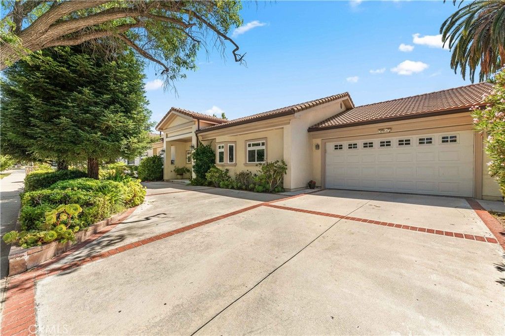 Photo of 4811 Heaven Avenue, Woodland Hills, CA 91364 (MLS # SR25161499)