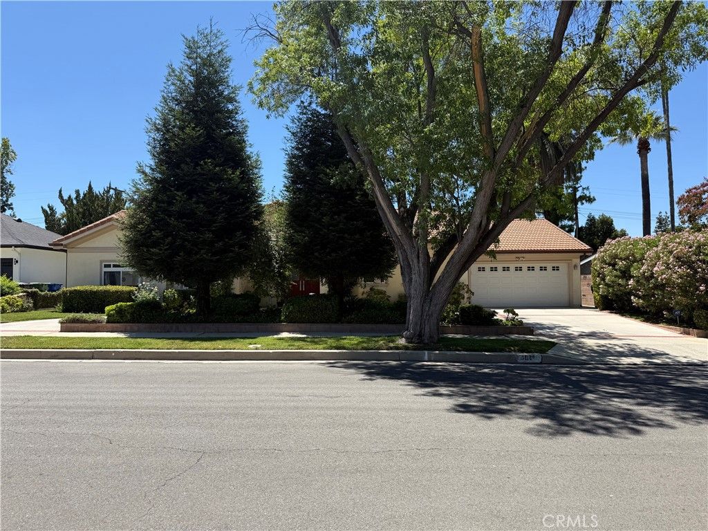 Photo of 4811 Heaven Avenue, Woodland Hills, CA 91364 (MLS # SR25161499)