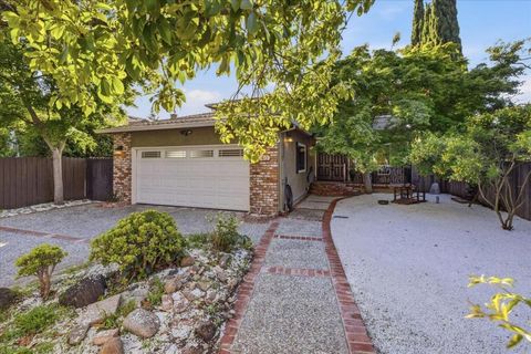Photo of 440 Carlos Avenue, Redwood City, CA 94061 (MLS # ML82045463)