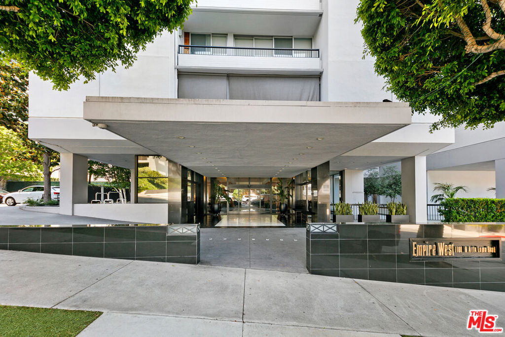 1100 Alta Loma Road 1407