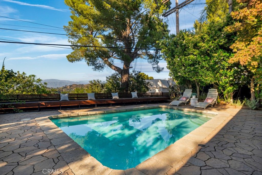 Photo of 8615 Skyline Drive, Los Angeles, CA 90046 (MLS # SR25197020)