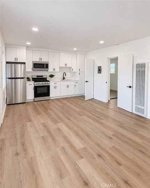 Photo of 331 W Windsor RD #6, Glendale, CA 91204 (MLS # GD26220042)