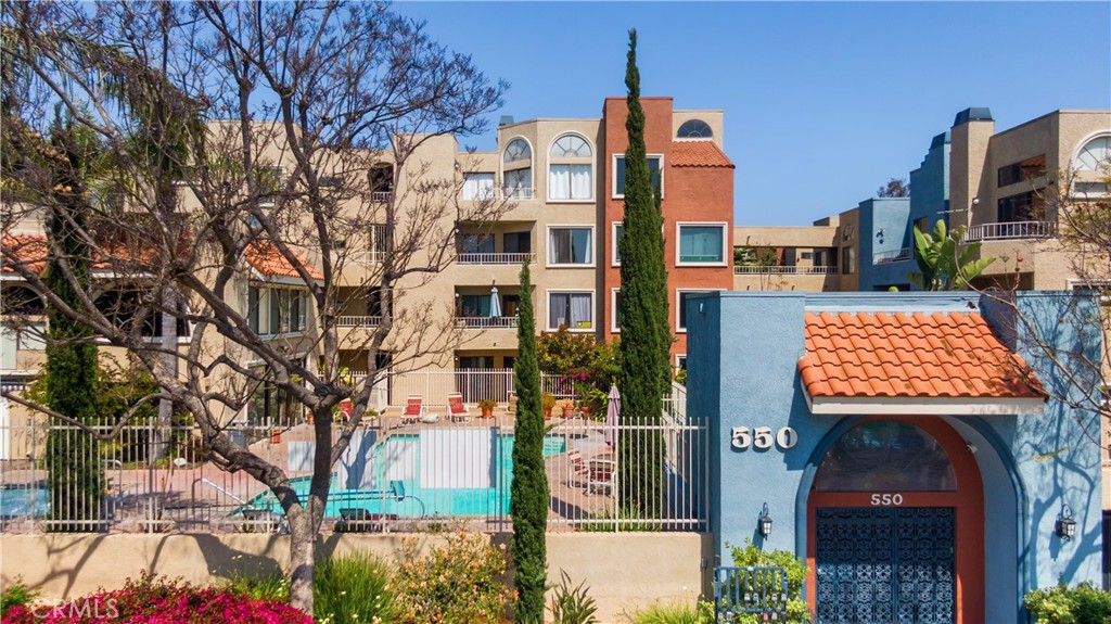 Welcome to your perfect urban oasis! This beautifully maintained 2-bedroom, 2-bathroom condo offers the best of coastal living and modern convenience — all just 4 blocks from the sand and surf of Long Beach.
Step inside to a bright and spacious open layout, complete with in-unit washer & dryer, air conditioning, and ample storage. The modern kitchen flows effortlessly into the living and dining areas, creating an ideal space for entertaining or simply relaxing at home.
Both bedrooms are generously sized, and the primary suite includes a private bath. You’ll also enjoy 2 dedicated parking spaces—a rare find in this prime location!
Perfectly situated in vibrant Downtown Long Beach, you're surrounded by restaurants, cafes, shops, nightlife, and all the charm this waterfront city has to offer.
Features Include:
2 Bedrooms / 2 Bathrooms
In-Unit Washer & Dryer
Air Conditioning
2 Secured Parking Spaces
4 Blocks to the Beach
Prime Downtown Location
Whether you're a beach lover, urban explorer, or savvy investor, this condo has it all.