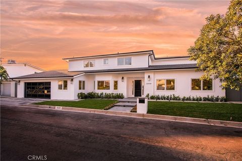 Photo of 16449 Tudor Drive, Encino, CA 91436 (MLS # SR26024437)