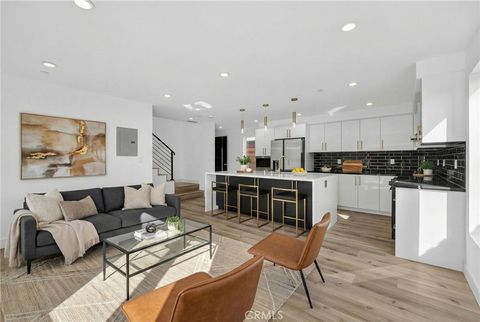 Photo of 7332 1/2 Owensmouth Avenue, Canoga Park, CA 91303 (MLS # SR26035025)