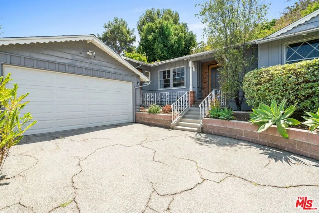 Los Angeles, California 90008, United States, 3 Bedrooms Bedrooms, ,2 BathroomsBathrooms,Residential,Active,196771