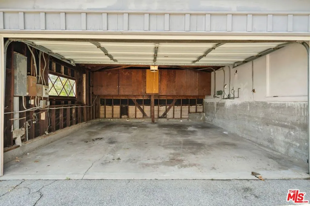 Los Angeles, California 90008, United States, 3 Bedrooms Bedrooms, ,2 BathroomsBathrooms,Residential,Active,196771