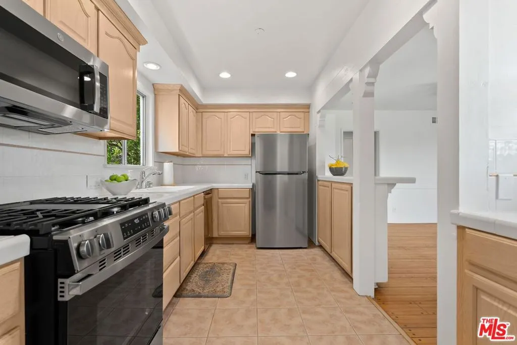 Los Angeles, California 90008, United States, 3 Bedrooms Bedrooms, ,2 BathroomsBathrooms,Residential,Active,196771