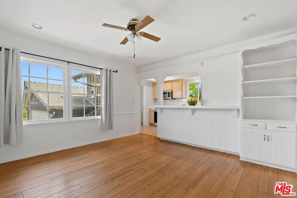 Los Angeles, California 90008, United States, 3 Bedrooms Bedrooms, ,2 BathroomsBathrooms,Residential,Active,196771