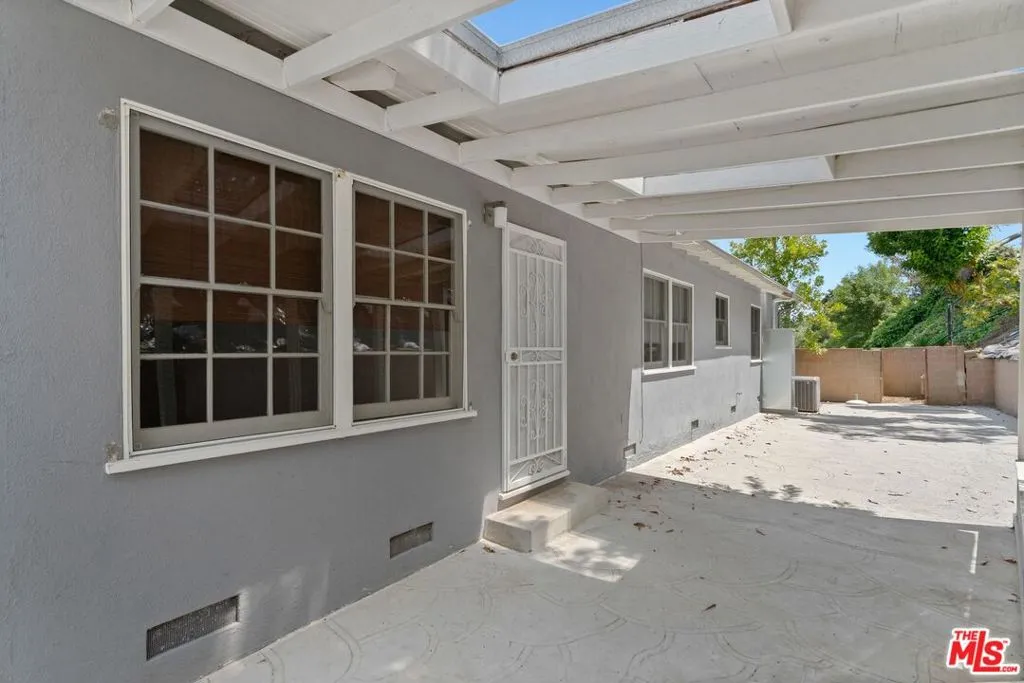 Los Angeles, California 90008, United States, 3 Bedrooms Bedrooms, ,2 BathroomsBathrooms,Residential,Active,196771