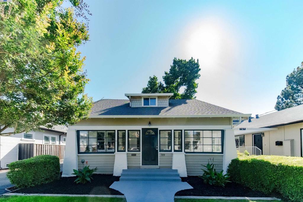 Historical reserved 2 story single family house in Naglee Park with a huge lot, completely remodeled by seller's construction team in 2025. New HVAC system, new floors, paint, lights, bathrooms and patio bonus rooms. It is a must see! Open house Sat and Sun 1-5pm.