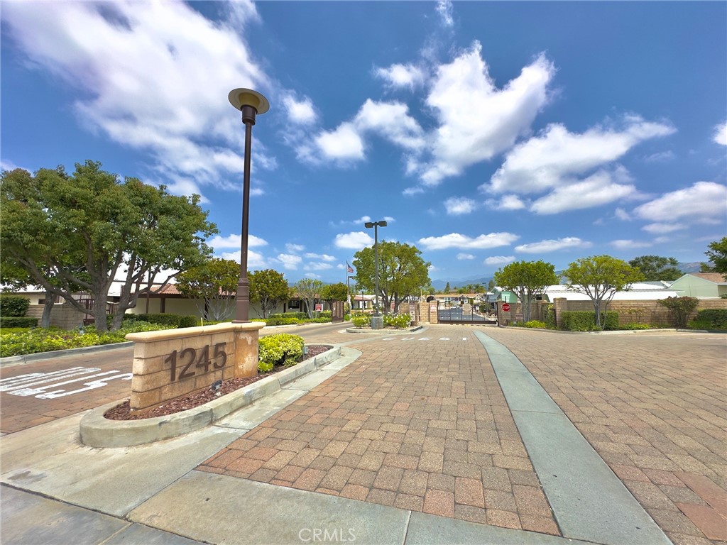 1245 W Cienega 220