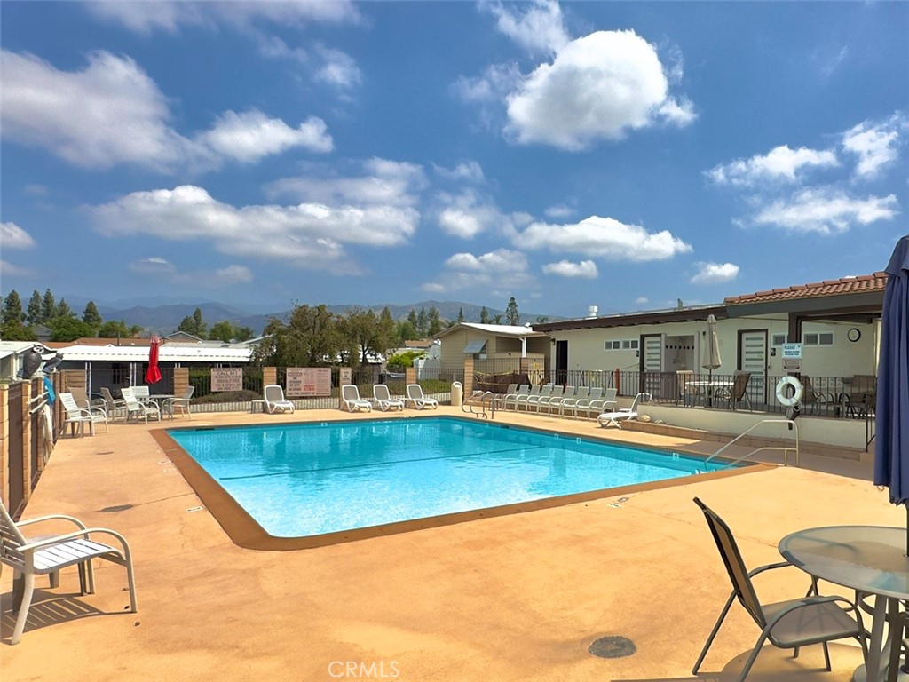 1245 W Cienega 220
