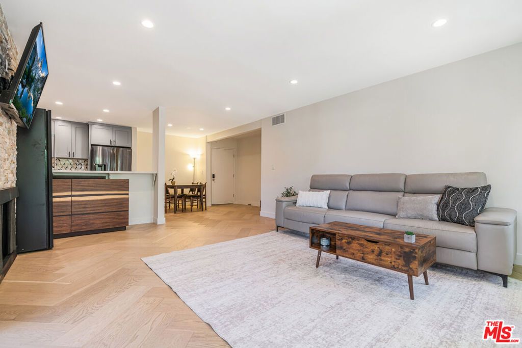 Photo of 950 N Kings Road #216, West Hollywood, CA 90069 (MLS # 26738965)