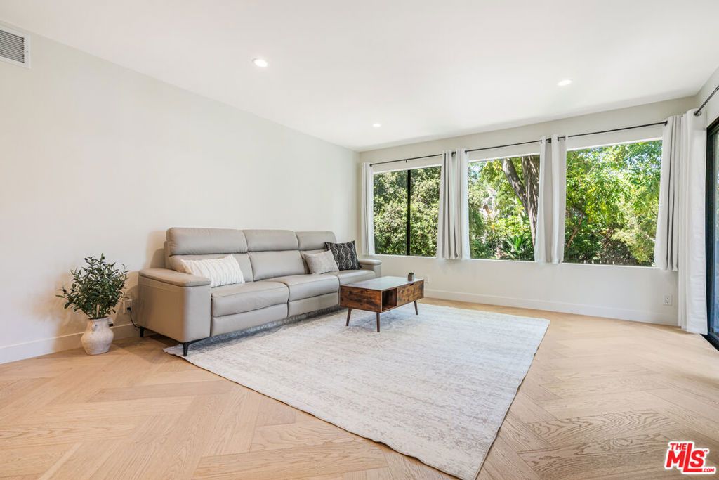 Photo of 950 N Kings Road #216, West Hollywood, CA 90069 (MLS # 26738965)