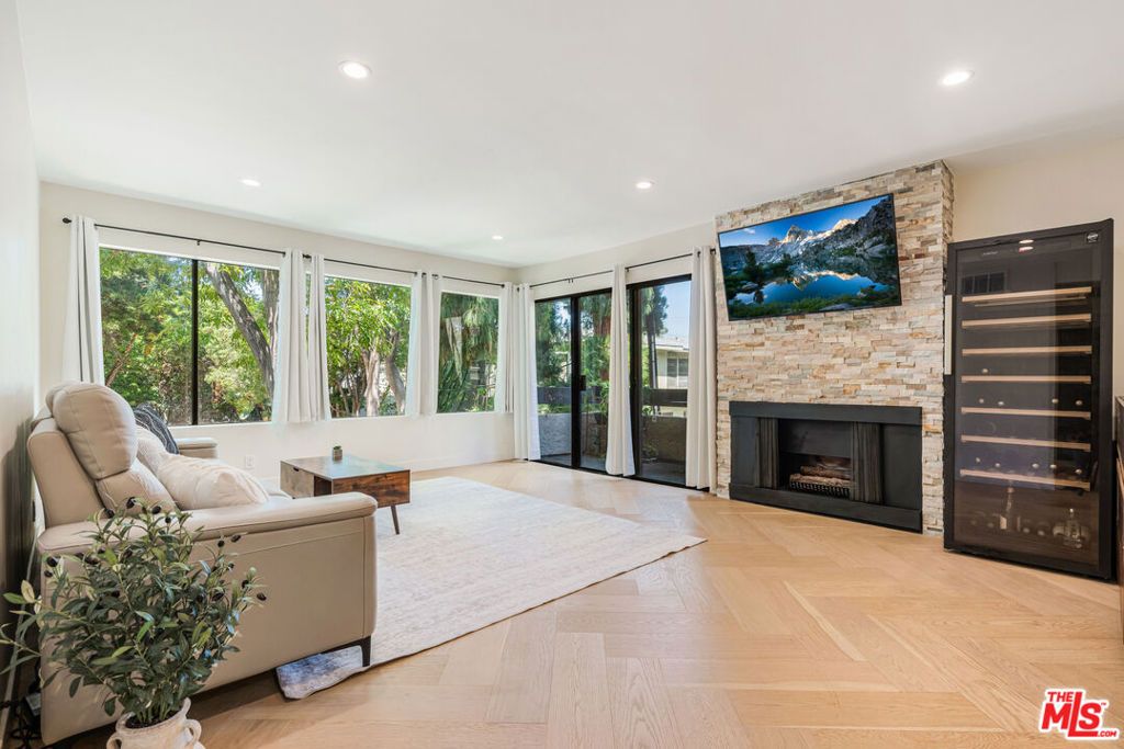 Photo of 950 N Kings Road #216, West Hollywood, CA 90069 (MLS # 26738965)