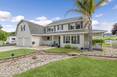 Photo of 135 Hilltop Drive, Hollister, CA 95023 (MLS # ML82040961)