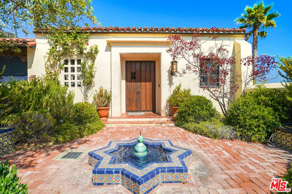 Photo of 22800 Beckledge Terrace, Malibu, CA 90265 (MLS # 26726109)