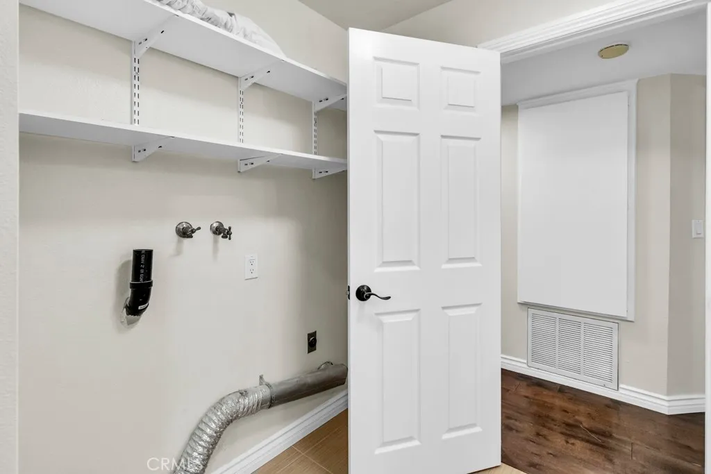 Los Angeles, California 90042, United States, 2 Bedrooms Bedrooms, ,1 BathroomBathrooms,Residential,Active,235869