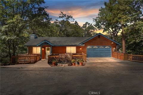 Photo of 1348 Manzanita Way, Lake Arrowhead, CA 92352 (MLS # IG25150298)