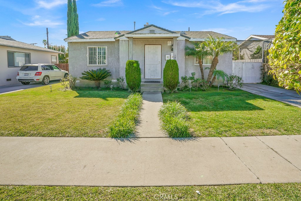 The property you’ve been waiting for is here! This spacious 4-bedroom, 2-bathroom home offers over 1,600 sq. ft. of comfortable living in the heart of Los Angeles. Featuring beautiful hardwood floors and an open floor plan, it’s perfect for entertaining family and friends.
The kitchen is the centerpiece of the home, complete with granite countertops and ample cabinet space to meet all your needs. For year-round comfort, the home includes heating and air conditioning. Both bathrooms are equipped with relaxing jet spa tubs—ideal for winding down after a long day.
In addition, the property offers a fully equipped ADU with 2 bedrooms, 1 bathroom, and its own air conditioning, providing extra space for guests or rental income potential.
This is a must-see property with endless possibilities—whether you’re looking for your dream home or a smart investment. Don’t miss this opportunity, it won’t last long!