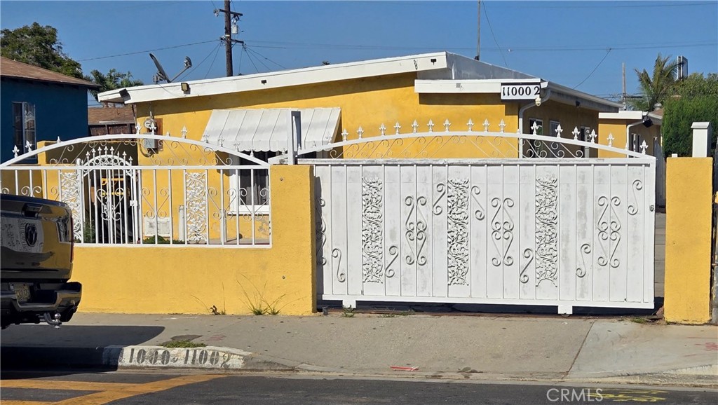 ?? 11000 Buford Avenue, Inglewood, CA 90304 – Offered at $805,000
Property Type: Two houses on one 5,628?sq?ft lot
Total Finished Area: Approx. 1,357?sq?ft
Front Unit: 2 bedrooms / 1 bathroom
Rear Unit: 1 bedroom / 1 bathroom
Lot Size: 5,628?sq?ft (per public records)
Key Features:
Wrought-iron gated front entrance with secure driveway
Spacious multi-unit configuration—front unit ideal for family, rear unit perfect for rental income or guest use
Convenient off-street parking
Prime location—minutes from I-105 & I-405 freeways, neighborhood parks, and highly rated schools including Buford Elementary, Lennox Middle, and Hawthorne High
Investment Highlights:
Dual units on one lot—great for multi-family income or owner-occupant use
Excellent rental demand in a well-connected Inglewood/Lennox corridor
Land zoning suitable for future expansion or redevelopment pending approvals
Why It Stands Out:
This property offers strong flexibility—live in one unit while generating rental income from the other or transform both into income-producing rentals. The gated driveway provides both privacy and secure parking, while its proximity to major freeways ensures easy access to employment centers and amenities.
Schedule your private showing today and explore the value this dual-unit asset brings to both investors and owner-occupants.