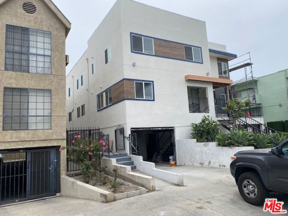 4832 Rosewood Avenue