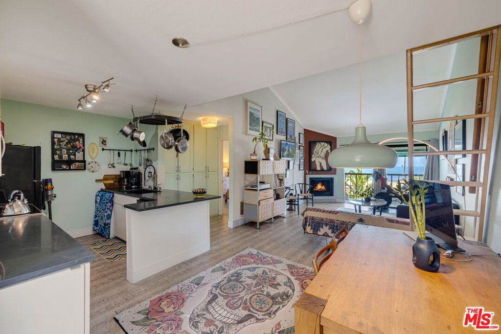 listing image 130729429979217305447