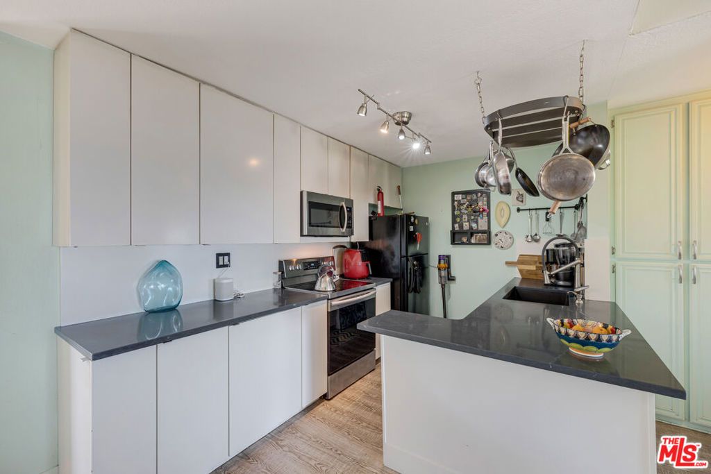 listing image 130720828526378771958