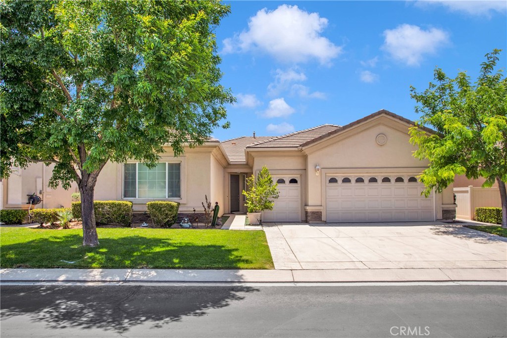 Welcome to the beautiful 55+ Community of Del Webb This home has an open kitchen with lots of counter and storage space which overlooks the livingroom and Dinning room with views of the Golf course. The Bright and Airy space is very welcoming. Come look for yourself