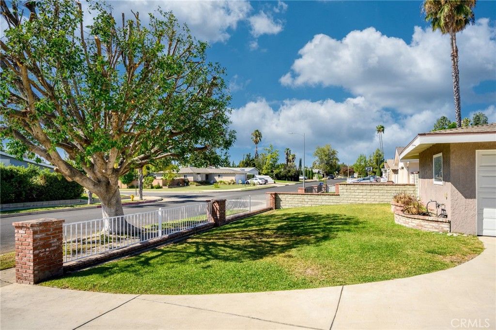 Photo of 16719 Citronia St, Northridge, CA 91343 (MLS # SR25225750)