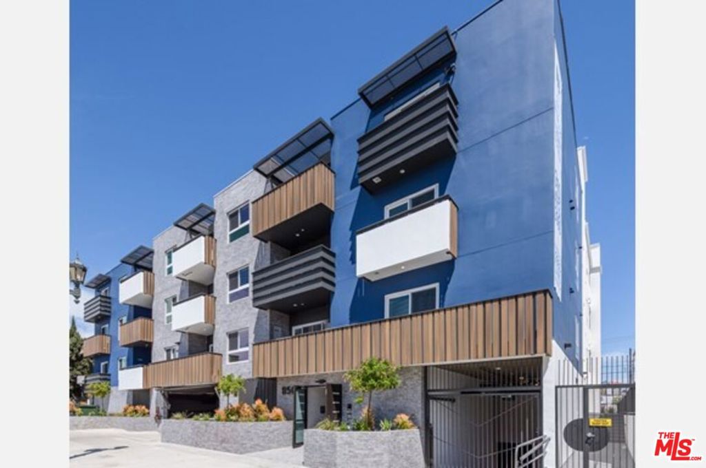 Welcome to Cahuenga Ivy by Wiseman, located in the Hollywood area of Los Angeles. This property features two and three-bedroom apartment homes ranging from 946-1,386 Sq. Ft.