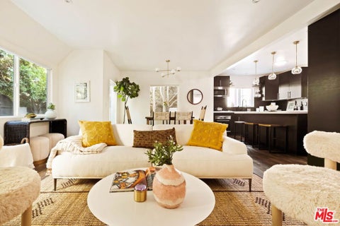 Photo of 1851 Vineyard Avenue, Los Angeles, CA 90019 (MLS # 26105505)