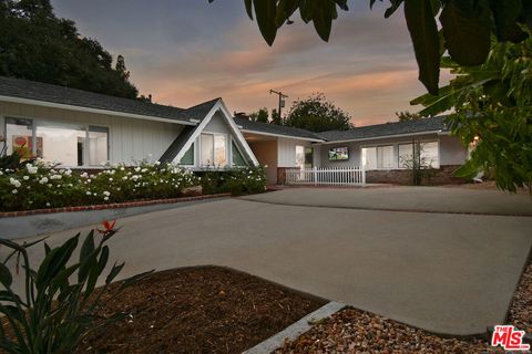 Photo of 4053 Harclare Lane, Encino, CA 91436 (MLS # 26636779)
