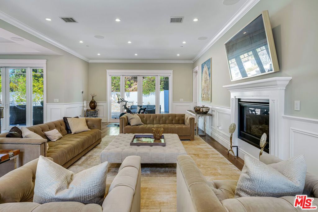 Photo of 19633 Wells Drive, Tarzana, CA 91356 (MLS # 25590275)